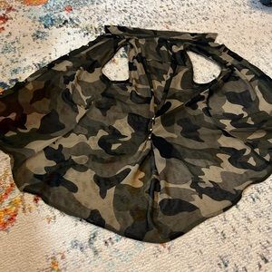 Sans souci women small camouflage cover blouse, good condition